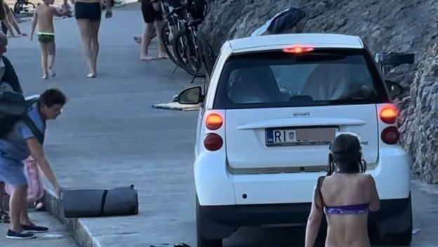 Auto na plaži