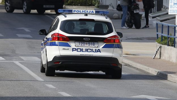 Policija u Makarskoj, ilustracija