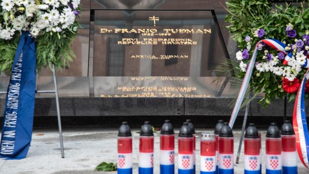 Vijenci i svijeće za žrtve totalitarnih režima