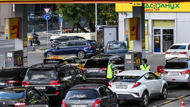 Redovi na benzinskoj u Mokvi