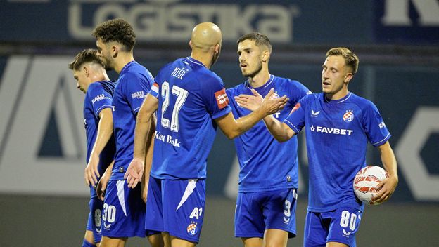 Lukas Kačavenda slavi gol s igračima Dinama