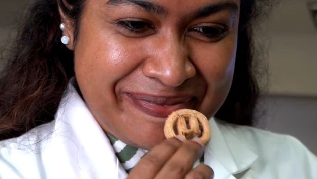 Sandhya Jayasekara miriše keks napravljen od plastičnog otpada