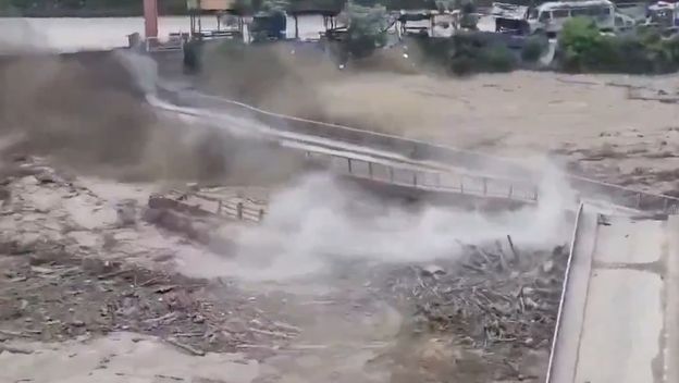 Prizori bujice koja nosi sve pred sobom