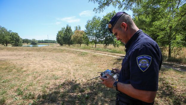 Policajac s upravljačem drona, ilustracija