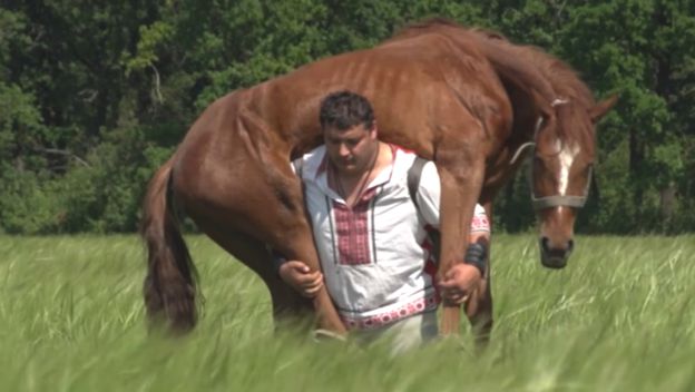 Dmitro Haladzi bez problema na leđimka može ponijeti konja, u ovom slučaju teškog 450 kilograma (FOTO: YouTube/Screenshot)