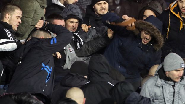 Huligani tijekom nereda na derbiju Zvezde i Partizana u Beogradu (Foto: AFP)
