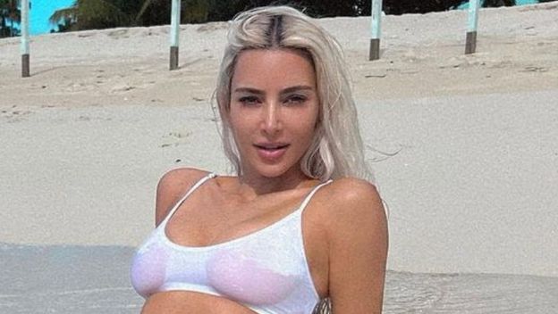 Kim Kardashian uživa na plaži