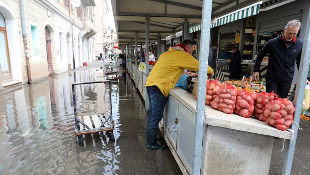 Poplavljene ulice oko gradske tržnice u Rijeci - 1