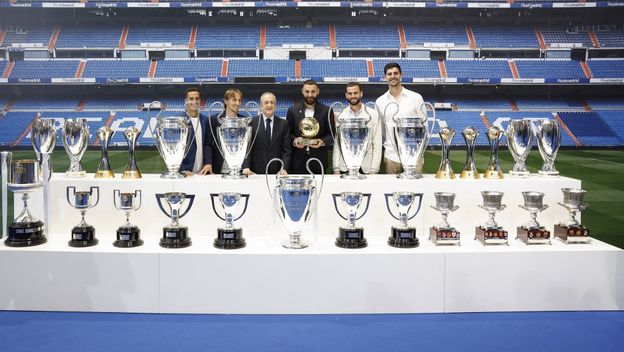 Florentino Perez s trofejima Lige prvaka koje je osvojio Real Madrid