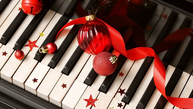Klavir u božićnom ruhu