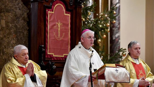 Riječki nadbiskup Mate Uzinić drži propovijed na božićnoj polnoćki