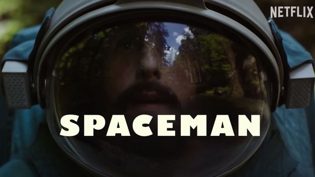 Adam Sadler u odijelu za astronauta u filmu Spaceman na Netflixu
