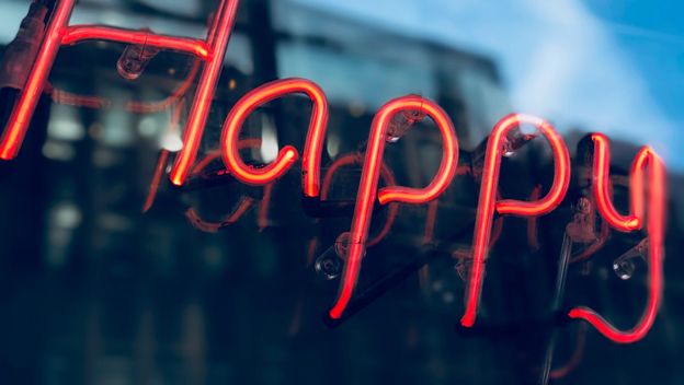 neonski natpis happy sreća na prozoru