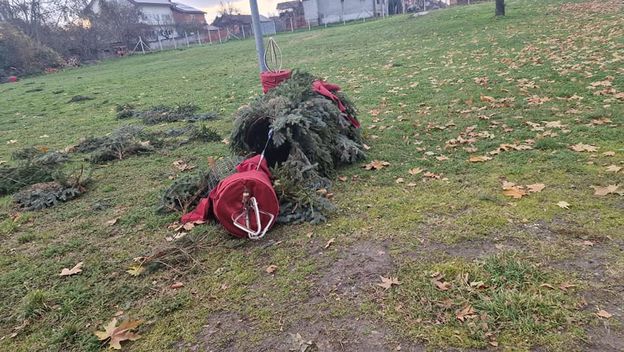 Uništen je adventski vijenac koji je postavljen ispred vukovarske crkve - 5