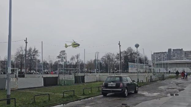 Helikopter se spušta na igralište OŠ Pečko