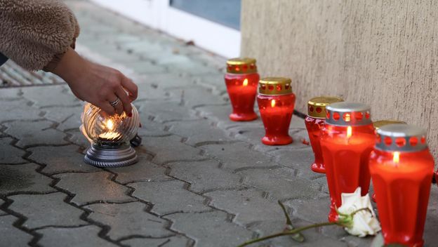 Građani pale svijeće i ostavljaju cvijeće ispred mjesnog odbora Prečko