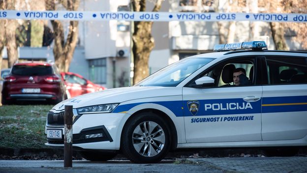 Policija ispred škole Prečko