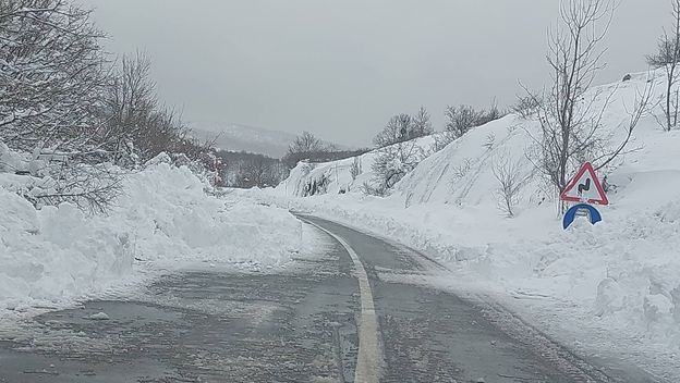 Cesta u Drvaru zametena snijegom