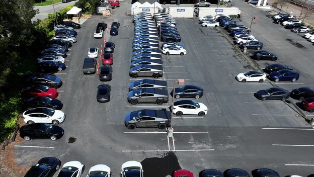 Parkirani Cybertruckovi