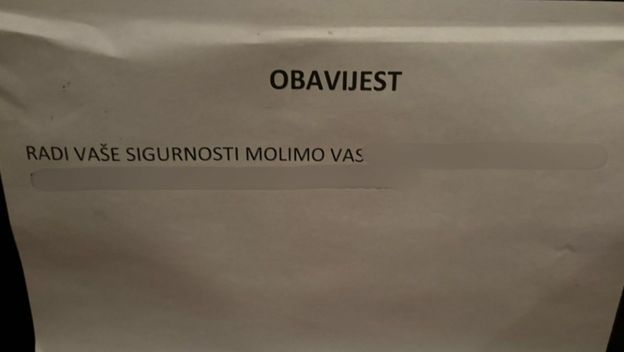 Obavijest u javnom prijevozu sa smiješnom pravopisno pogreškom