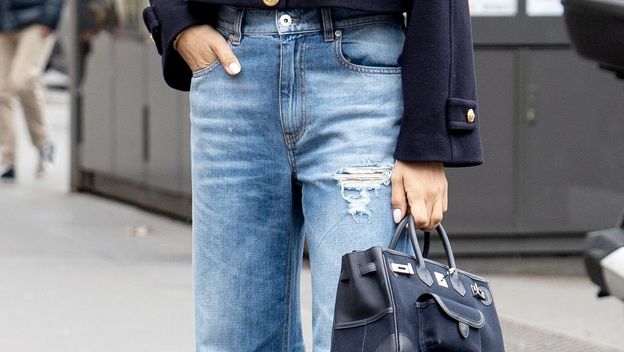 Odjevni komadi s gumbima zlatne boje izgledaju skuplje