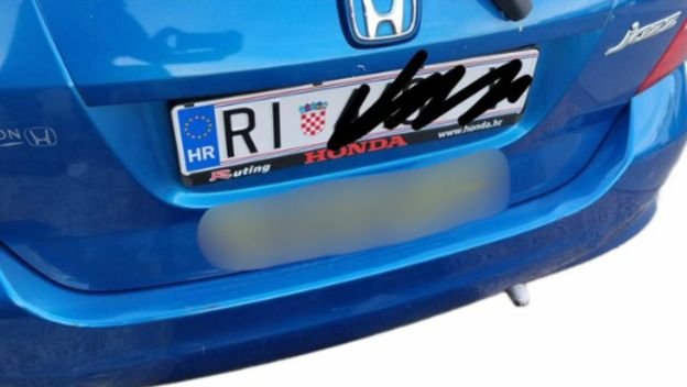 Neobičan natpis na stražnjem dijelu automobila