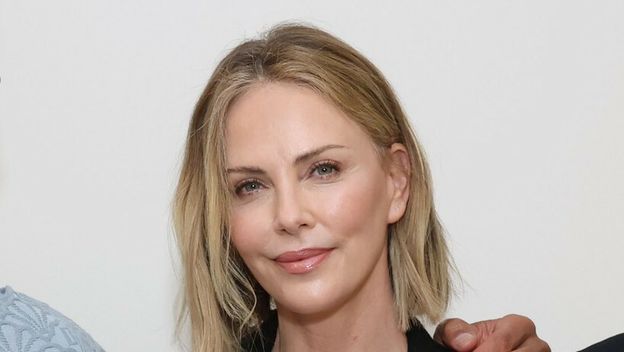 Charlize Theron u suknji i oksfordicama - 4