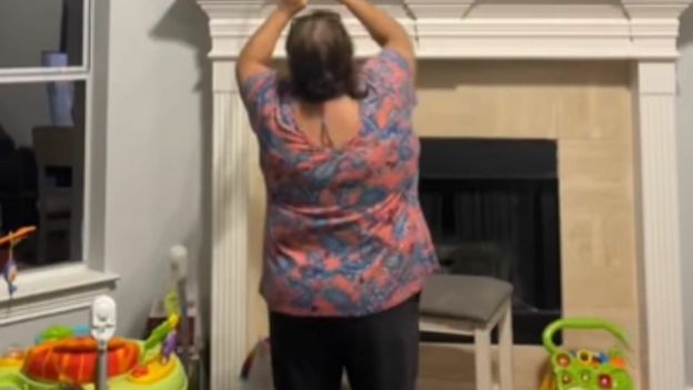 Majka koje pridržava sina