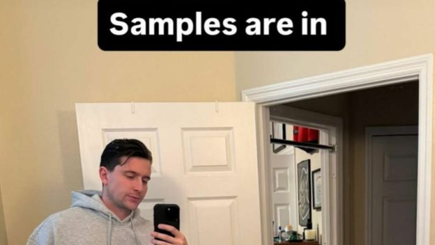 Američki influencer s neobičnim logotipom na trenirci