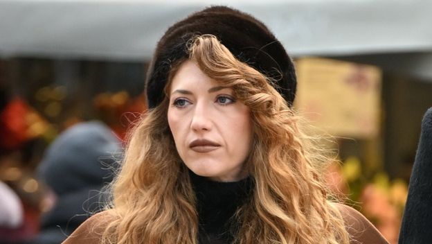 Ulična moda Zagreb dama s čizmama visokih sara podstavljenima krznom 2025. - 1