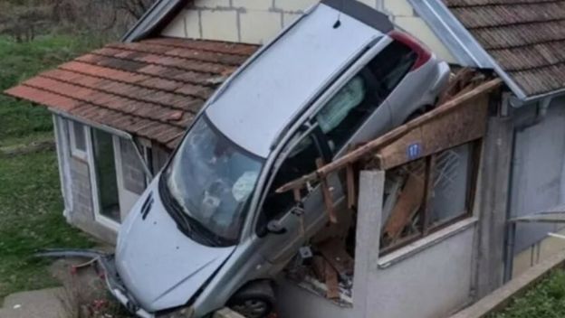Automobil sletio na kuću