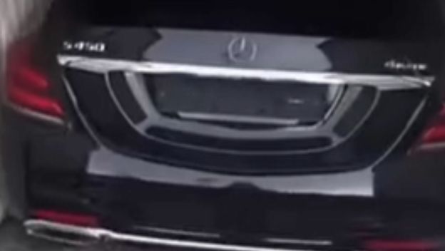 Neobičan način prijevoza Mercedesa u kontejneru