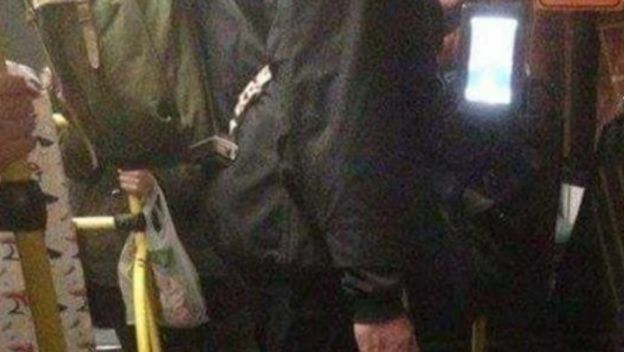 Muškarac u javnom prijevozu s kotlom u ruci