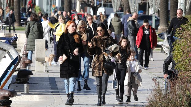 Sunčan zimski dan u Makarskoj, ilustracija