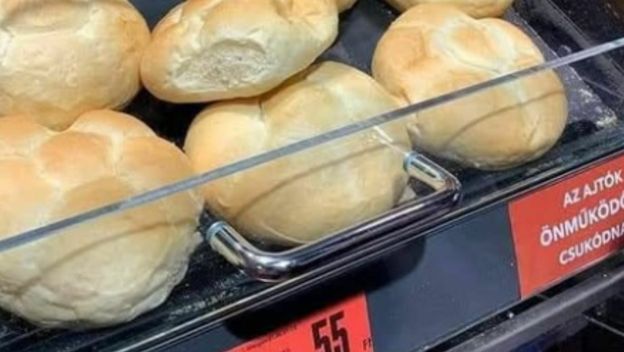 Miš koji jede pecivu u izlogu trgovine