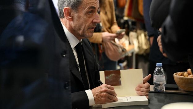 Nicolas Sarkozy na potpisivanju svojih memoara