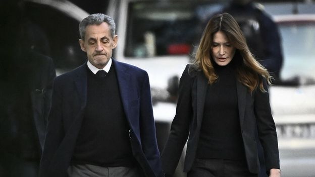 Nicolas Sarkozy sa suprugom Carlom Bruni-Sarcozy prilikom odlaska u zatvor