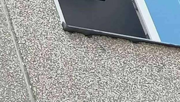 Neobično montirani televizor u jednom stanu