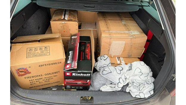 Policija pronašla pirotehniku kod vozača