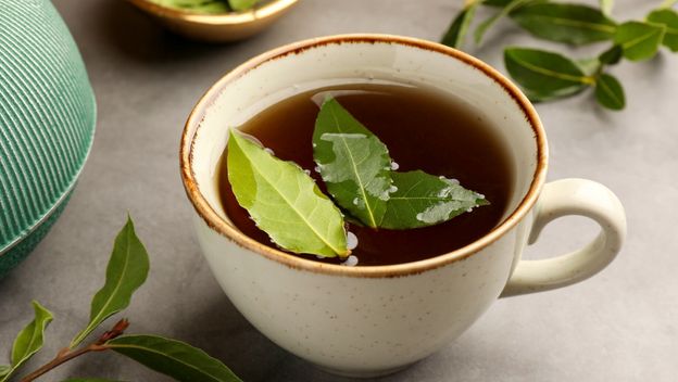 Čaj od lovora olakšava kašalj, upalu grla i grlobolju
