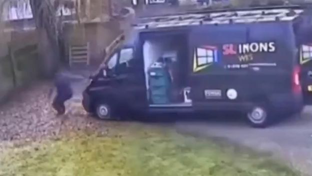 Muškarac ispred kombija