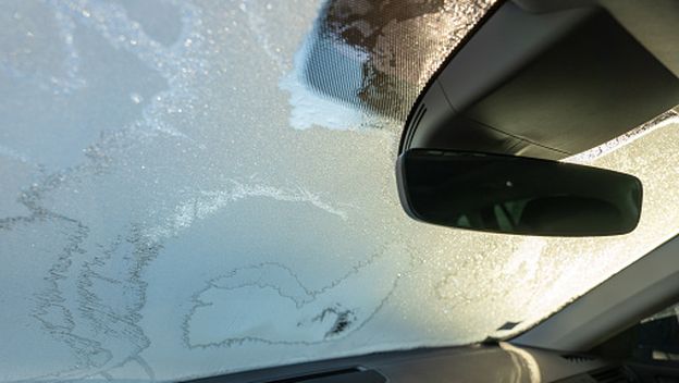 Zamrznuta stakla auta s unutarnje strane
