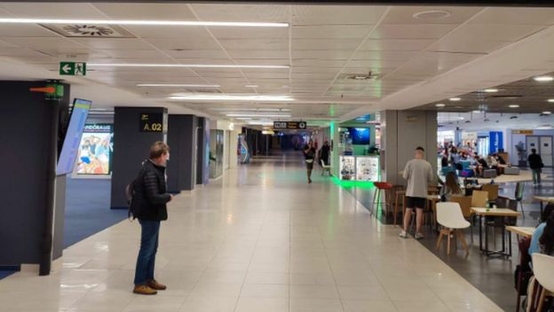 Neobičan znak za poslovni prostor u zračnoj luci u Beogradu