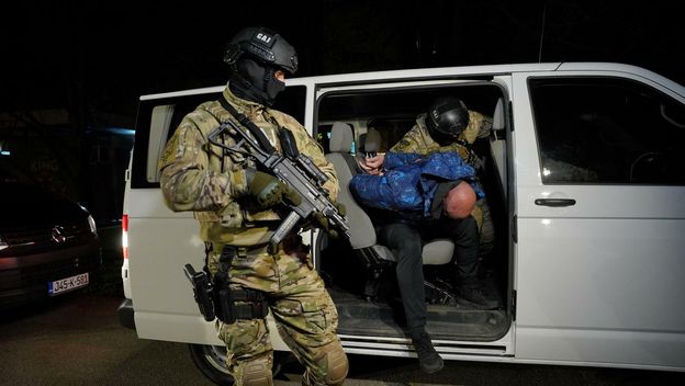 Privođenje osumnjičenog za ubojstvo policijskog načelnika