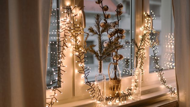 Božićne lampice mogu biti i na prozoru
