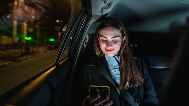 Žena koristi telefon u automobilu, ilustracija