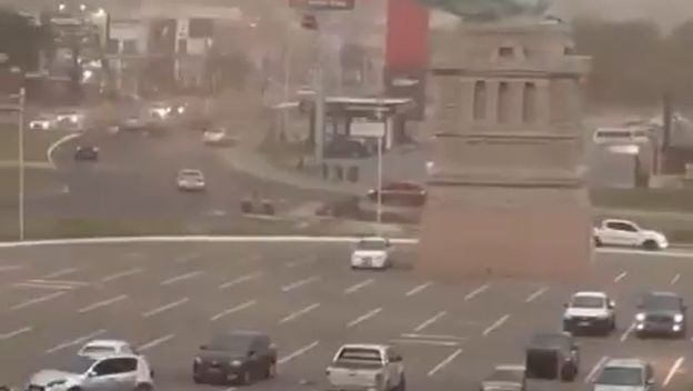 Jak vjetar srušio repliku Kipa slobode