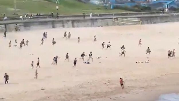 Ljudi bježe s plaže Bondi