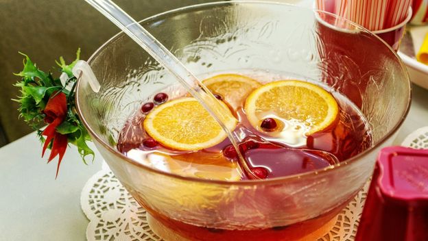 Božićni punč ima brojne varijacije, a obično se služi iz velike staklene zdjele