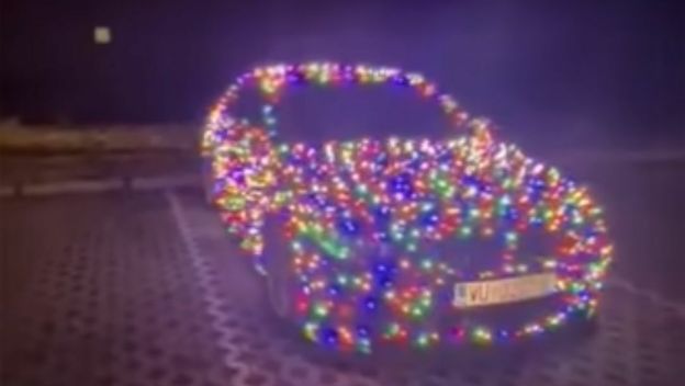 Automobil s lampicama